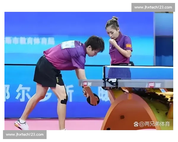 激烈对决乒乓球赛场运动员们拼尽全力展开角逐力争荣耀与胜利 激烈对决乒乓球赛场运动员们拼尽全力展开角逐力争荣耀与胜利